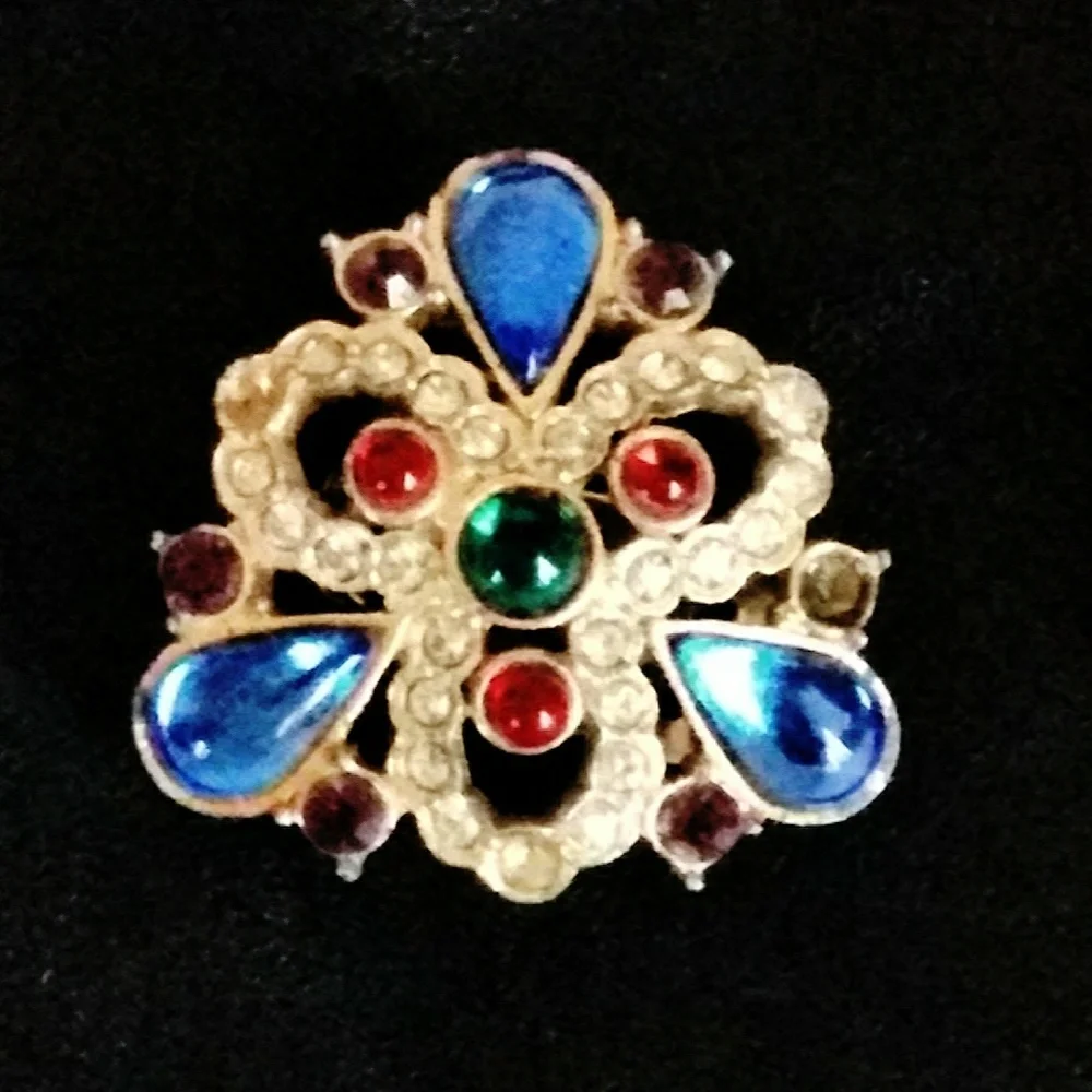 Vintage Gold Sphinx Runway Grippox Earrings - Picture 3 of 4